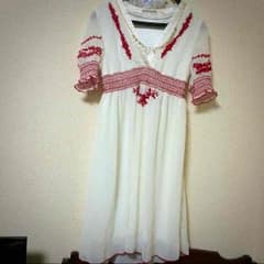刺繍が綺麗なワンピースのサムネイル