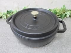 【FF3774/10】STAUB 鋳物ホーロー鍋 ブラック 約26cm FF3774/10】STAUB 鋳物ホーロー鍋 ブラック 約26cm - メルカリ