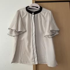 ♡新品♡ WEB限定/パール釦ポイントカラーフレア５分袖ブラウスのサムネイル