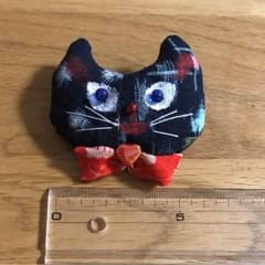 ハンドメイド猫ブローチ(赤・赤)のサムネイル