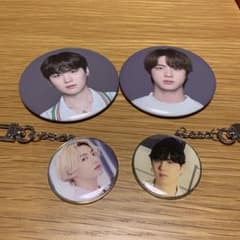 BTS the Best 缶バッジ&キーホルダー4点セットのサムネイル
