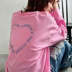 【最終値下げ】ハートロゴ 長袖Tシャツ ピンク ロンT オーバーサイズ トップスのサムネイル