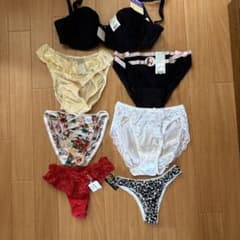 ブラジャーとショーツのセットのサムネイル