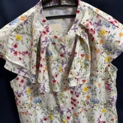新品　花柄 フラワー　フリル ノースリーブ ブラウスのサムネイル