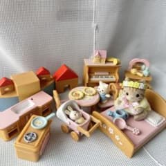 シルバニアファミリー 　幼稚園セット　家具　おままごと　猫赤ちゃん付　ミニチュアのサムネイル