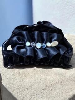 レーヌクロード Reine Claude ヘアクリップ サテンフリル ビジュ 黒