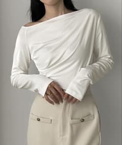 【極美品】Louere 長袖オフショルダートップス ワンショルドレープカットソーのサムネイル