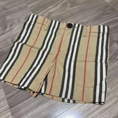 ほぼ新品✴︎Burberry 短パン　110cmのサムネイル