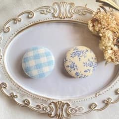 ♡ハンドメイド ♡マグネット 水色と白のチェック柄 クリーム色と青の花柄♡2個♡のサムネイル