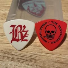 B'z 稲葉浩志 松本孝弘 ギターピック 2枚セット - メルカリ