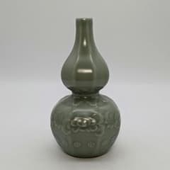 明治時代　三田青磁　浮牡丹文様花瓶　陽刻　共箱　古美術　アンティーク 三田青磁 瓢箪徳利 三田狭山銘 酒器 とっくり 花入 花器 花瓶 陽刻牡丹