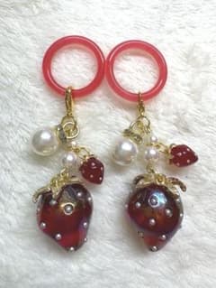 ハンドメイド 真っ赤ないちごめじるしチャーム 2点セットのサムネイル