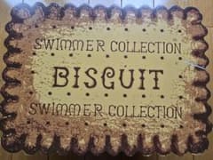 【希少】chocoholic 陶器製 ビスケット型時計 ベージュ　SWIMMER Swimmer biscuit | Shop at Mercari from Japan! | Buyee