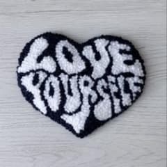 ミニラグ　【loveyourself】タフティング ハンドメイドのサムネイル