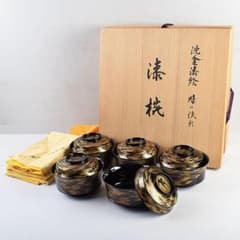 輪島塗　水尻清甫作　沈金漆絵　漆椀　銘「時の流れ」　共布共箱　H　R9590H 輪島塗 水尻清甫作 沈金漆絵 漆椀 銘「時の流れ」 共布共箱 H R9590H