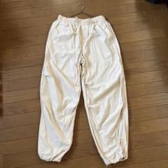 【ユニクロ】パラシュートパンツ　ナチュラルMサイズのサムネイル