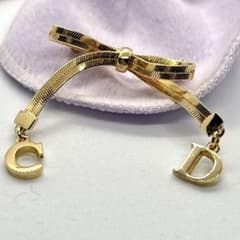 【美品】Christian Dior ブローチ リボン 揺れるCDチャーム 金 美品】Christian Dior ブローチ リボン 揺れるCDチャーム 金 - メルカリ