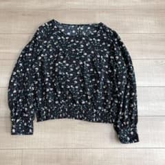 トップス ブラウス　GU  花柄のサムネイル