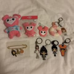 TWICE キーホルダー ピンバッジ ラブリー モブリー まとめ売りのサムネイル