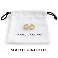 【美品】MARC JACOBS マークジェイコブス ロゴピアス クリームのサムネイル