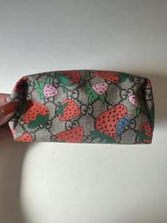 お値下げ！GUCCI メイクポーチ いちごのサムネイル