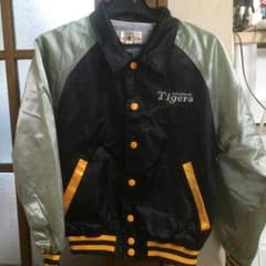 阪神タイガースのブルゾンのサムネイル
