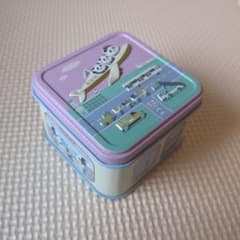 パンダ飛行機缶　青山デカーボ　空き缶　クッキー缶のサムネイル
