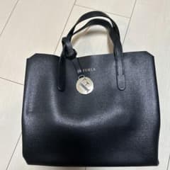 美品！FURLA ブラック レザーハンドバッグのサムネイル