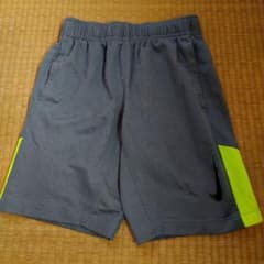 ナイキハーフパンツ　グレー　130センチのサムネイル