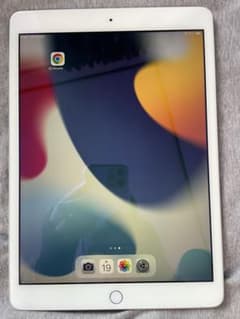 Apple iPad 第8世代10.2インチ シルバー　32㎇ Wi-Fiモデルのサムネイル
