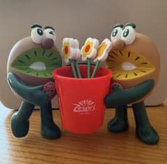 Zespri ゼスプリ キウイブラザーズ フィギュア バケツ 花ピックのサムネイル
