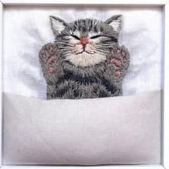 11×11cm】お布団でお昼寝するキジトラ 猫 刺繍フレーム ハンドメイド