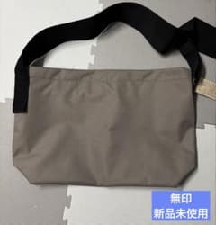 無印　太ベルトスクエア　ショルダーバッグ　23L ダークベージュのサムネイル