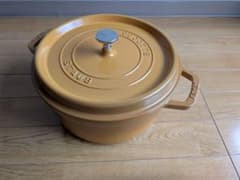 STAUB ストウブ 鋳鉄製 ヒコ 両手鍋 26cm マスタードのサムネイル