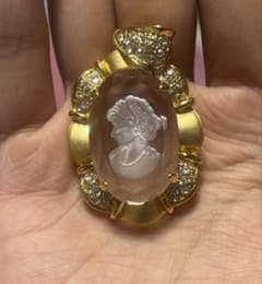 猫*。様 カメオ彫刻ブローチ 金色　新品天然石本水晶のサムネイル