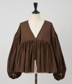 BEARDSLEY たっぷりギャザーVネックブラウス　ブラウン　ビアズリー 新品 BEARDSLEY ビアズリー たっぷりギャザーVネックブラウス - メルカリ