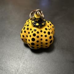 草間彌生 PUMPKIN パンプキン キーホルダー‼️ - メルカリ