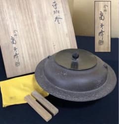 平蜘釜 「釜師　畠春斎」茶釜 鉄釜 茶道具 共箱 釜環付　工芸品 R》茶道具 平蜘釜 透木付 釜師 畠春斎 共布 共箱 260713G4 - メルカリ