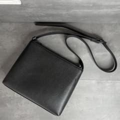 【極美品】Hush Tug レザー ショルダーバッグ 斜め掛け マチあり 黒 極美品】Hush Tug レザー ショルダーバッグ 斜め掛け マチあり 黒