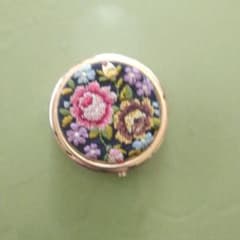 花柄刺繍 ラウンドピルケース ゴールドカラーのサムネイル