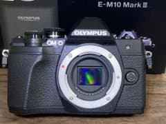 OLYMPUS OM-D E-M10 Mark III 本体とレンズ2本のサムネイル