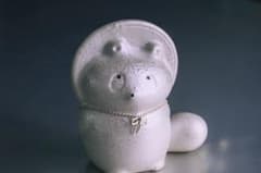 【ぼんやり子だぬき】手乗りサイズ ヒダカナオト　陶器　しろがね ぼんやり子だぬき】手乗りサイズ ヒダカナオト 陶器 しろがね - メルカリ