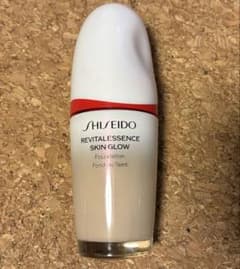 週末値引　SHISEIDO エッセンススキングロウファンデーション 220のサムネイル