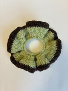 ハンドメイド　編み物　ニットシュシュのサムネイル