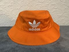 アディダス adidas バケットハット オレンジのサムネイル