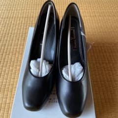 専用です！週末値下げ！新品未使用23.0黒のパンプスのサムネイル