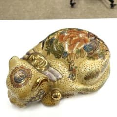 九谷焼 眠り猫 置物 金彩 牡丹文様のサムネイル