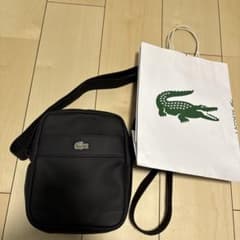 Lacoste ブラック ショルダーバッグ　人気✨のサムネイル
