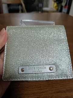 kate spade シルバー 二つ折り財布のサムネイル