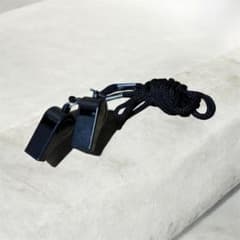 黒いプラスチックホイッスル 2個セットのサムネイル